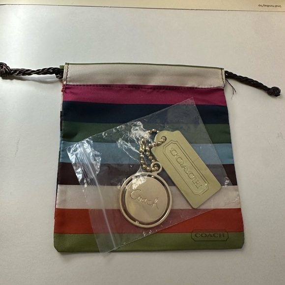 Coach Tag (gold tone) - Picture 3 of 3